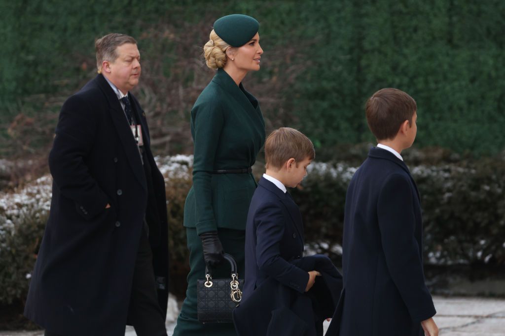 Перевершила Меланію: донька Дональда Трампа Іванка вразила розкішним образом - фото 679228