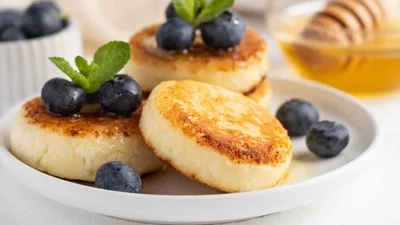 Ніжні та корисні: сирники в духовці на сніданок