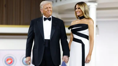 Элегантность в ее крови: Мелания Трамп поразила вечерним образом на балу в Вашингтоне