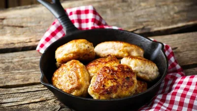 Секреты идеальных котлет: чего не стоит добавлять в фарш, чтобы блюдо не было твердым и невкусным