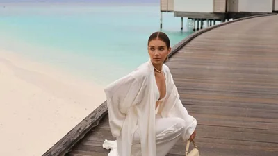 "Эта идея пришла мне в голову во сне": Саша Бо удивила сеть украшением, которое привезла с Мальдивских островов