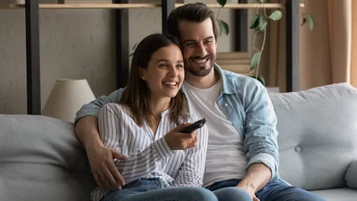 Кармі повернувся: третій сезон культового серіалу "Ведмідь" вже на SWEET.TV