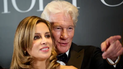 "Счастливы как никогда": 75-летний Ричард Гир появился с младшей на 33 года женой на обложке Elle Spain
