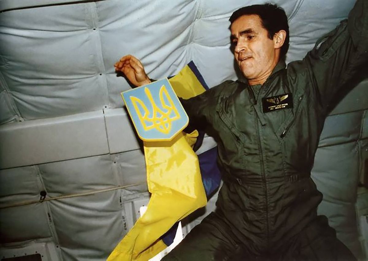 Леонід Каденюк розгорнув прапор і герб України у космосі, 1997 рік. - 679877 Леонід Каденюк розгорнув прапор і герб України у космосі, 1997 рік. - фото 679877