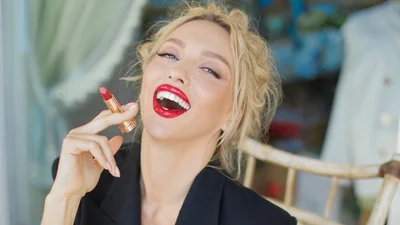 Олю Полякову перетворили на Диво-жінку за допомогою ШІ для нового кліпу