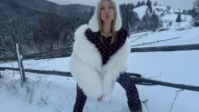 Леся Никитюк озадачила фотографией в куполе, где позировала без одежды