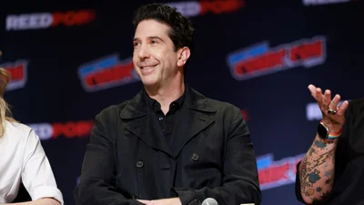 "Росс снова мутит со студенткой": звезда "Друзей" закрутил роман с вдвое младшей женщиной