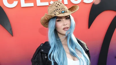 Сын Меган Фокс начал носить бюстгальтер - фото