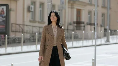 Маша Ефросинина примерила кожаное пальто на голое тело и вызвала дискуссии в сети