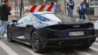 У Варшаві помітили шикарний McLaren із львівськими номерами