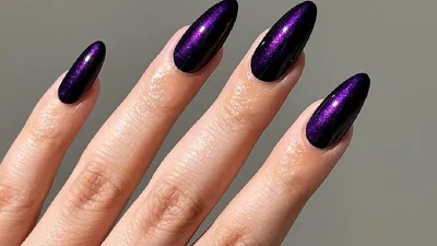 Маникюр цвета сумерек: 6 дизайнов в самом модном оттенке 2025 года