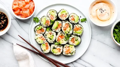 Домашні суші як у ресторані: як приготувати ідеальні роли з лососем
