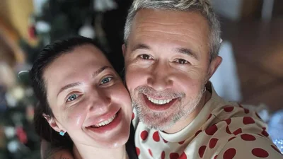 Испанский стыд: Сергей Бабкин похвастался поцелуем с женой и нарвался на хейт