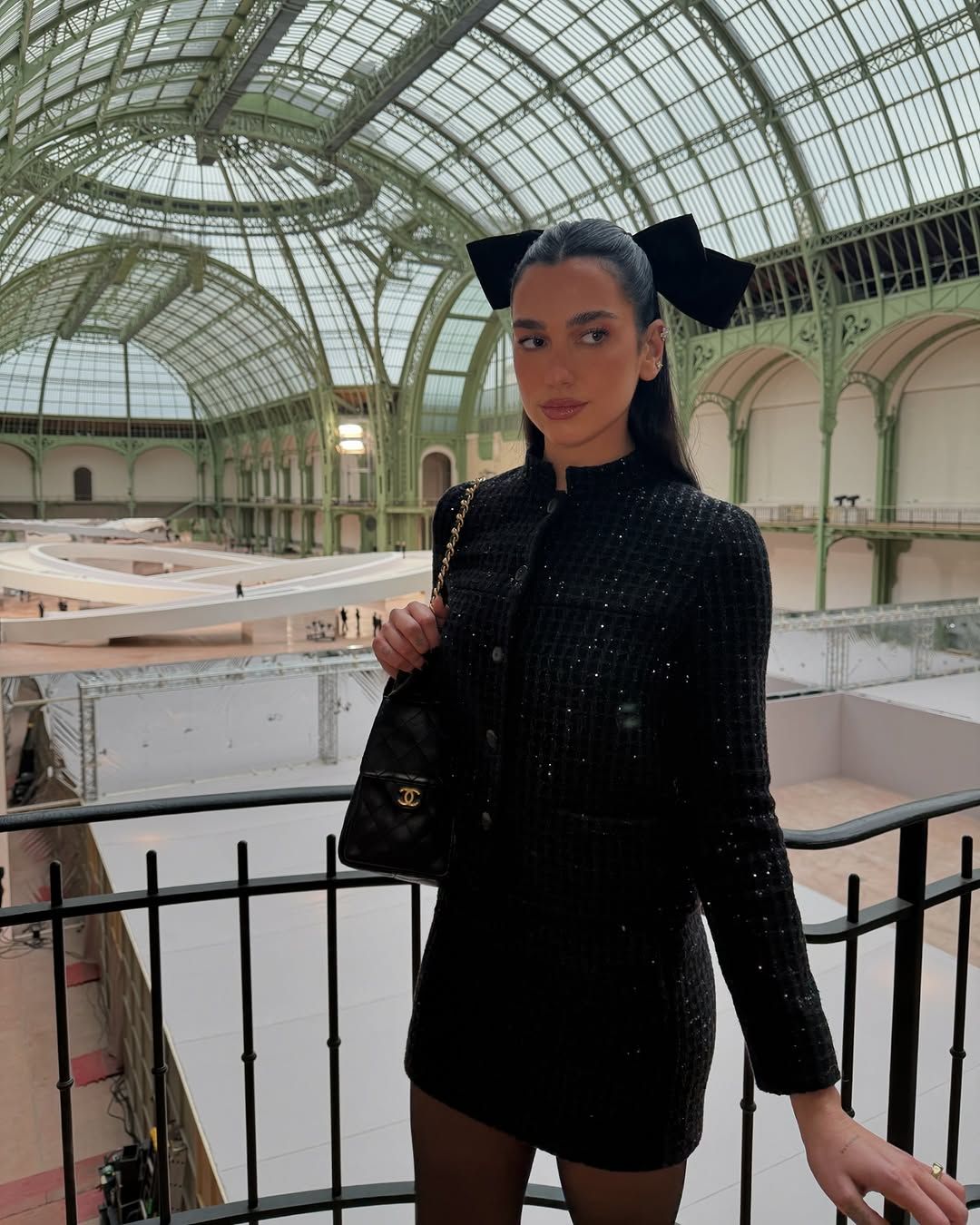 Дуа Липа в роскошном образе от Chanel во всей красе засветила помолвочное кольцо - фото 681962