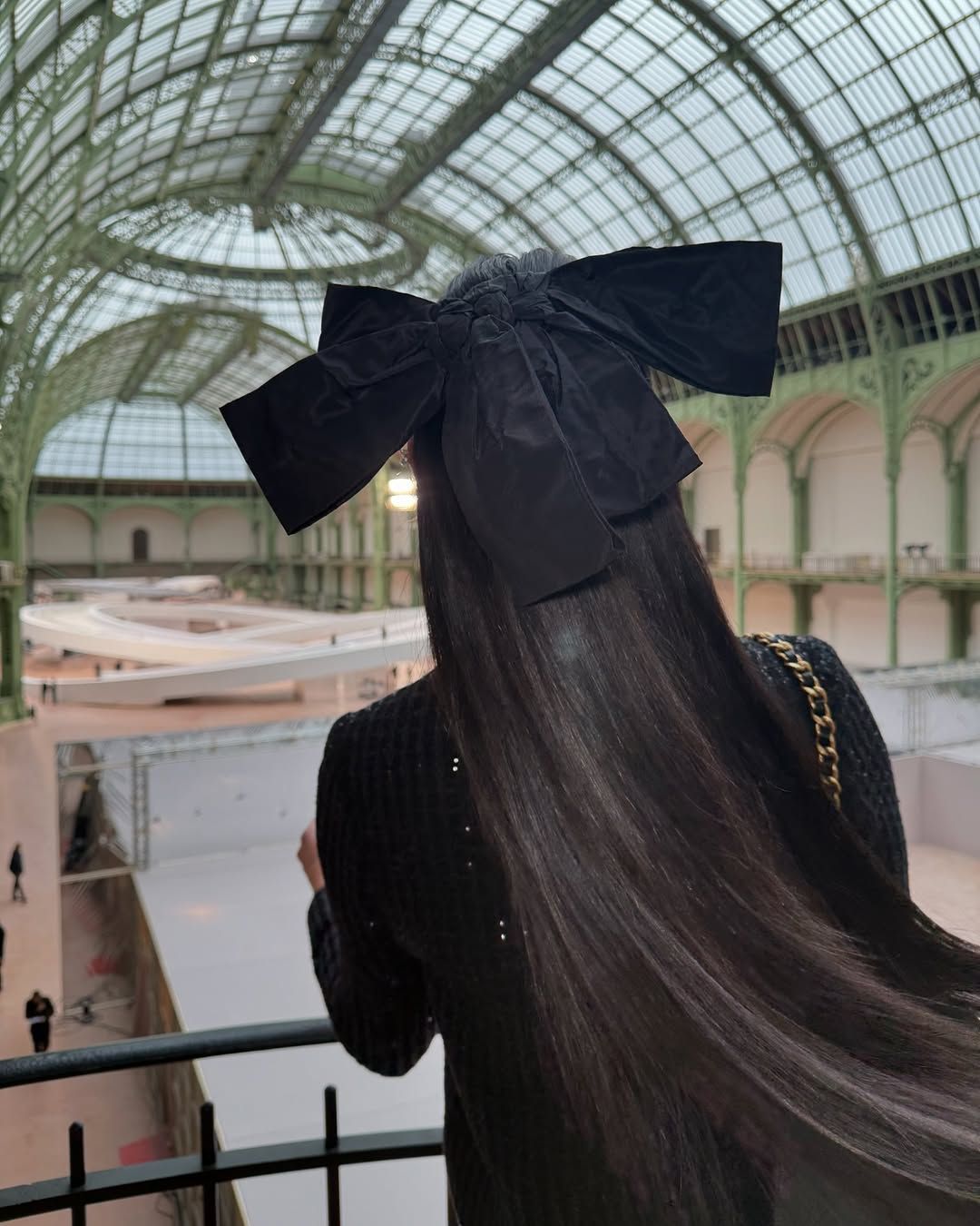 Дуа Липа в роскошном образе от Chanel во всей красе засветила помолвочное кольцо - фото 681963