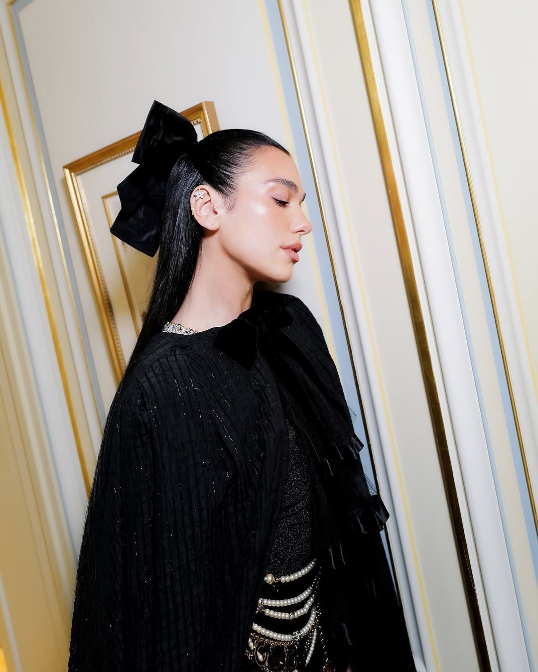 Дуа Липа в роскошном образе от Chanel во всей красе засветила помолвочное кольцо - фото 681964