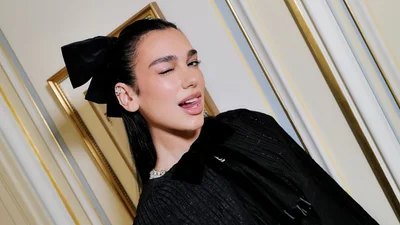 Дуа Ліпа в розкішному образі від Chanel у всій красі засвітила заручальну обручку