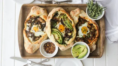 Пухкі, ароматні, із розплавленим сиром: рецепт оригінальних хачапурі з грибами