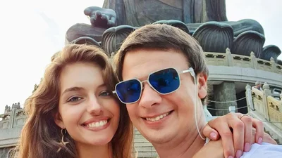 Жена Дмитрия Комарова восхитила поклонников новым фотосетом – строгий костюм и босые ноги