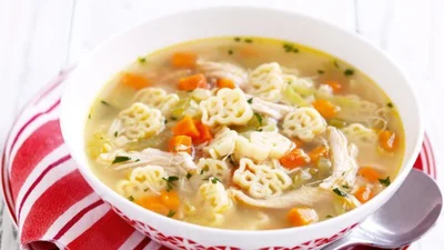 Уют в тарелке: как приготовить легкий суп с курицей и макаронами