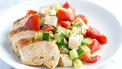 Легкий салат с куриной грудкой за 15 минут