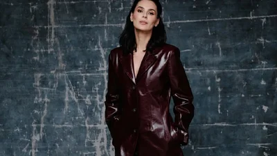 Бордо и блестящая кожа: 3 самых стильных образа украинских звезд в январе 2025 года