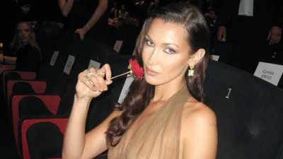 Белла Хадид в красном бикини позирует в заснеженном лесу