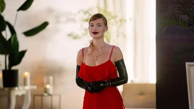 В шубе из искусственного меха и платье с глубоким декольте: Анастасия Юзьвак поделилась серией новых фото