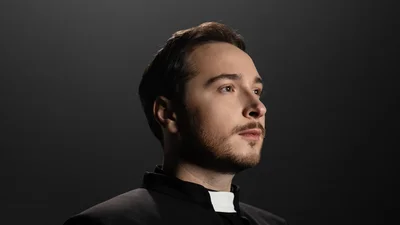 Никита Киселев спел о любви на войне: певец запремьерил новую песню "Купидон"