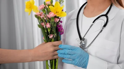 Искренние поздравления с Днем женщин-врачей 2025 - проза и открытки для поздравлений от сердца