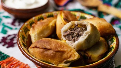 Печені пиріжки з м’ясом – точнісінько як у бабусі