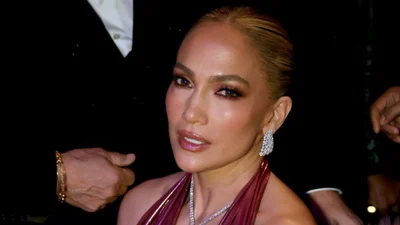 Дженнифер Лопес появилась на Грэмми без предупреждения и затмила всех в прозрачной юбке