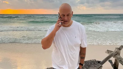 Потап чілить біля океану і робить вигляд, що в нього завал по роботі