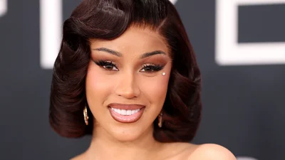 Губы с темным контуром – лучший тренд в макияже с премии Грэмми-2025