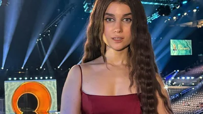 Jerry Heil очаровала изысканным образом в соблазнительном бордовом платье на Грэмми-2025