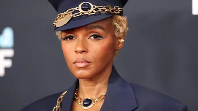 Future Dusk - трендовый цвет года, который стал акцентом в образах звезд на Грэмми-2025