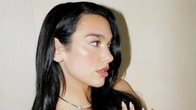 Міленіали радіють: зачіски з косим проділом знову в моді