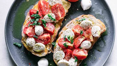 Чем угостить любимого: быстрые закуски на День Валентина