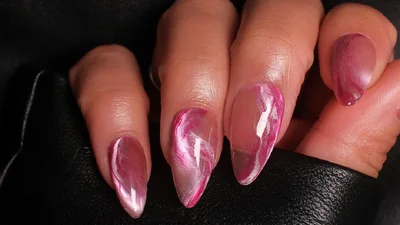 Маникюр с сиянием и узорами: нежный тренд на ногти, который покорит весну 2025