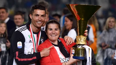 So cute: відео, на якому Роналду танцює з мамою підкорило мережу