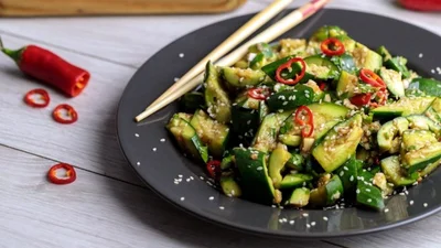 Вечер китайской еды: готовим битые огурцы от Миши Кацурина