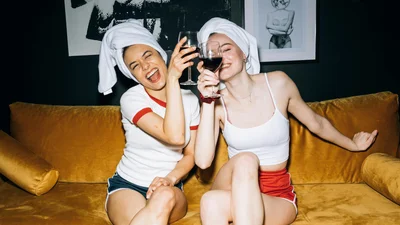 День подруг: крутые поздравления и милые картинки для твоей bestie