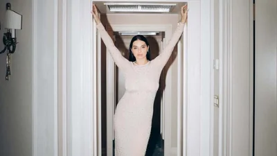 Чистый соблазн: жена Александра Усика завела сеть в платье с высоким разрезом до бедра