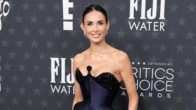 Деми Мур откровенно рассказала, было ли ей комфортно сниматься голой в "Субстанции"