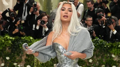 Ким Кардашьян показала ужасные последствия от ношения корсета на Met Gala