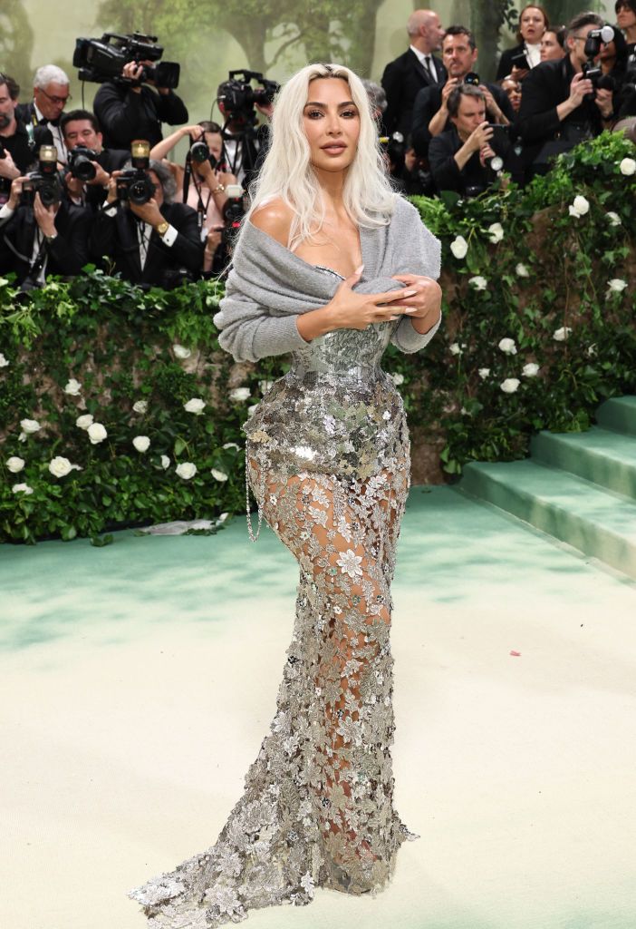Ким Кардашьян показала ужасные последствия от ношения корсета на Met Gala - фото 687327
