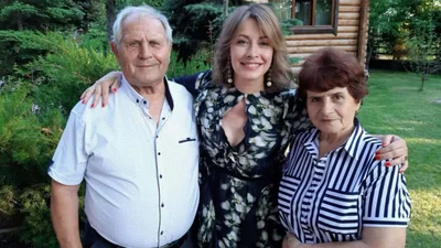 Олена Кравець показала 86-річного батька та матір після інсульту й публічно попросила допомоги у підписників