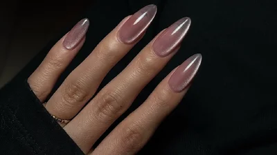 "Стеклянные" ногти - сияющий минималистичный маникюр, который обещает стать самым модным этой весной