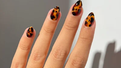 П’ять стильних і ніжних варіантів манікюру для коротких нігтів цієї весни 2025