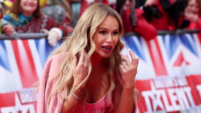 Наче вколола субстанцію: відома 54-річна акторка показалась у купальнику – фото, від яких стає гаряче